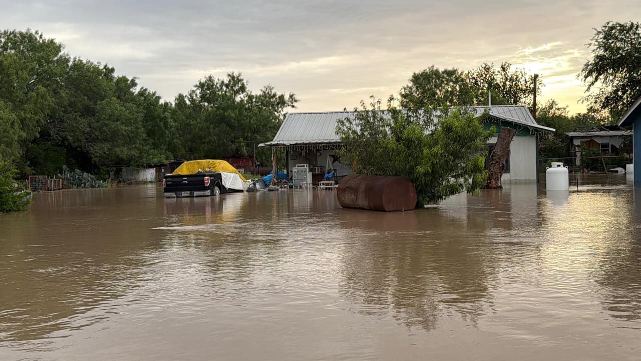 Desde esta madrugada,
<b>Bomberos de Batesville y LaPryor</b> han reportado la
<b>evacuación de residentes de Batesville debido a la <a href="https://www.univision.com/local/san-antonio-kwex/desbordamiento-rio-leona-uvalde-albergues-ubicacion-texas">inundación del Río La Leona. </a></b>