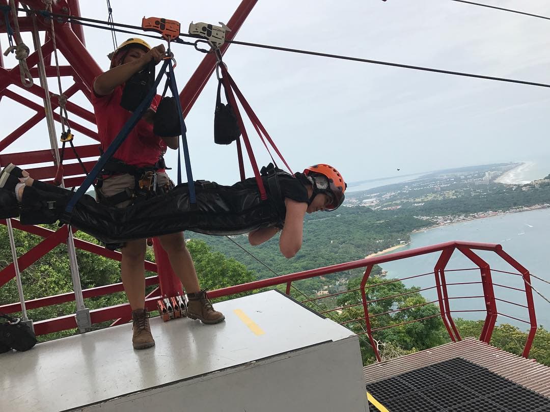 <b><a href="http://www.univision.com/temas/victoria-ruffo">Victoria Ruffo</a></b> sorprendió a sus fans por tan intrépida acción: nadie imaginaría que la protagonista de 'La Madrastra' fuera aficionada a la adrenalina como cuando en un viaje familiar se aventó por una tirolesa, en el puerto mexicano de Acapulco.