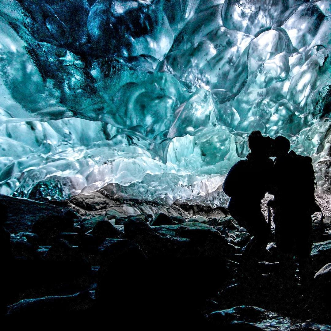 <a href="http://www.alaska.org/detail/mendenhall-glacier-visitor-center"><b>Mendenhall</b></a>
<b>, las cuevas de glaciar en Alaska (EEUU)</b>
<br>Pasear por estos increíbles pasadizos de hielo es una experiencia fuera de lo común. El hielo derritiéndose crea nuevos paisajes cada día, dejando pasar la luz y filtrando el agua en estado líquido.