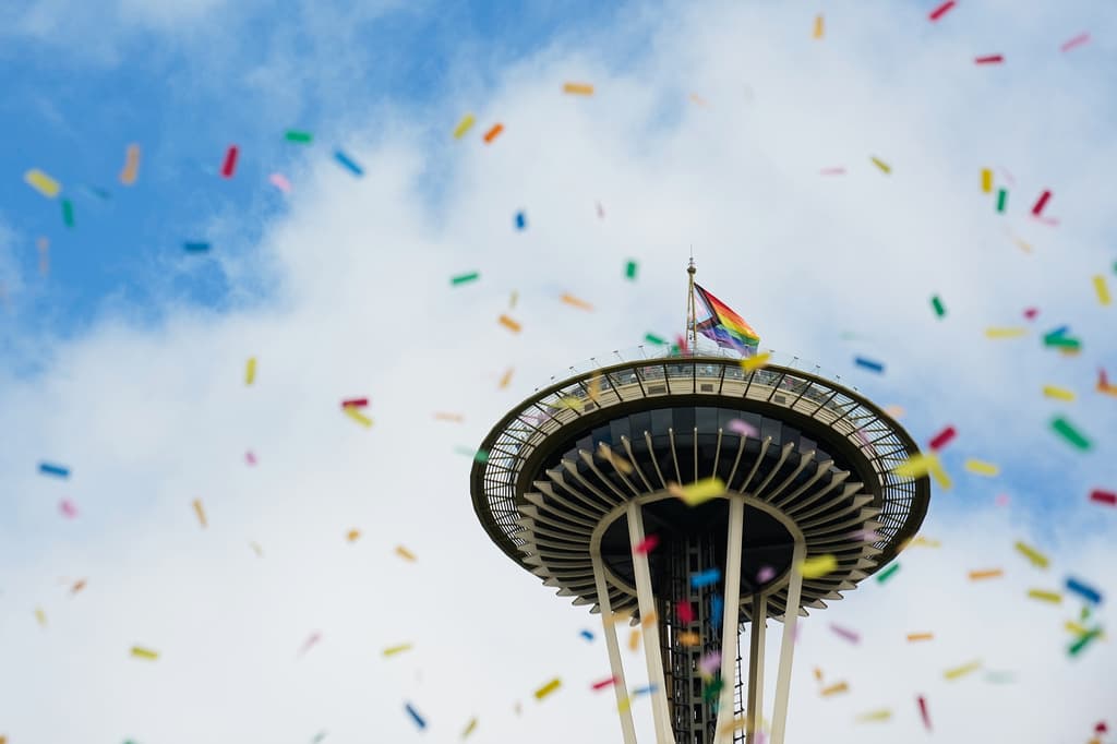 Confeti de colores del arcoíris vuela mientras la Space Needle ondea el orgullo del progreso durante el Desfile del Orgullo de Seattle, el domingo 28 de junio de 2026, en Seattle. (Foto AP/Lindsey Wasson)