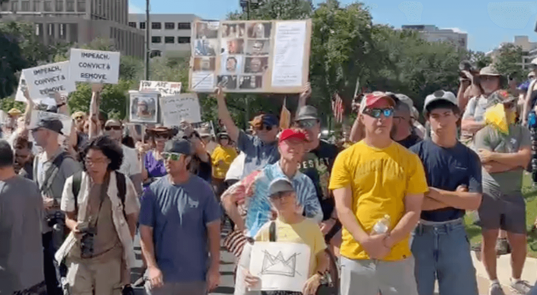 Voces como la de Doris, una manifestante de origen mexicano, expresaron preocupación por el tono divisivo en la política actual y llamaron a la empatía hacia los migrantes: "
<b>Hay que defender la democracia</b>".
