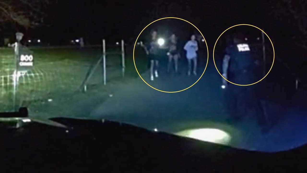 Imágenes de una patrulla muestran a jóvenes huyendo mientras los agentes corren hacia la casa.