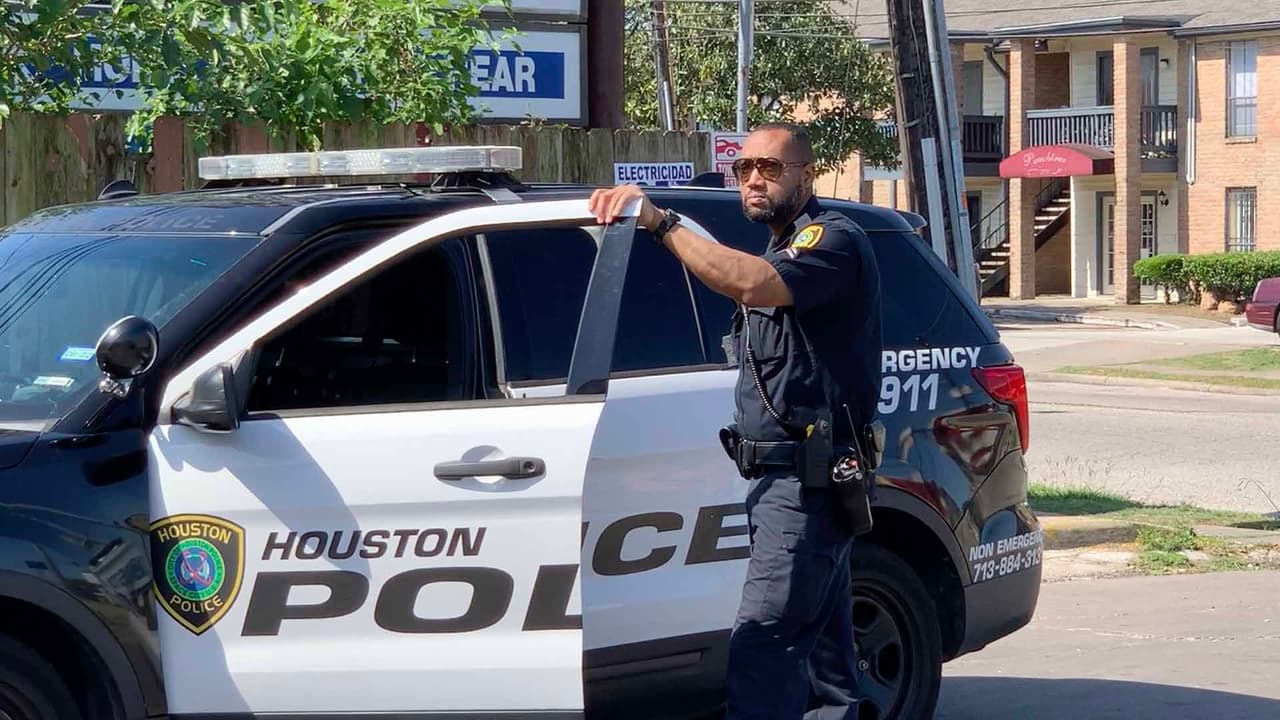 La comandancia de la policía de Houston sector South Gessner es a la que le corresponde vigilar esta área: "No es un crimen tomar, pero sí es un problema luego iniciar peleas, orinarse en las calles y dejar basura", explica el sargento José Luis Juárez.