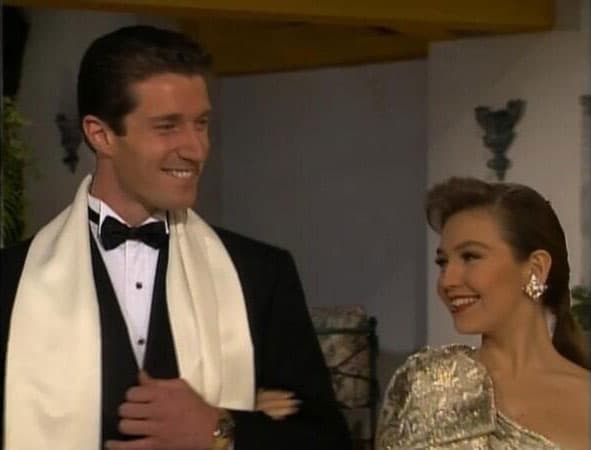 Al heredar la fortuna de su padre, queda a cargo del casino de 'Valle Encantado', donde conoce a
<b>'Rodolfo San Genis'</b>, un adinerado hombre que la pretende.