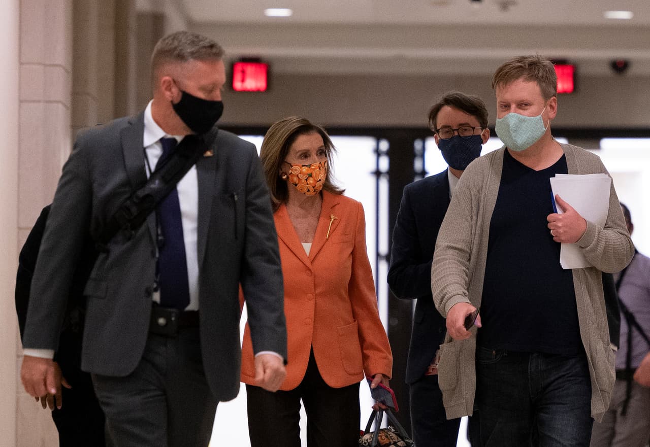 En las negociaciones, los demócratas exigen que cualquier acuerdo incluya un plan nacional para detener la propagación del
<a href="https://www.univision.com/temas/coronavirus">coronavirus</a>, incluyendo pruebas y rastreo de contactos.