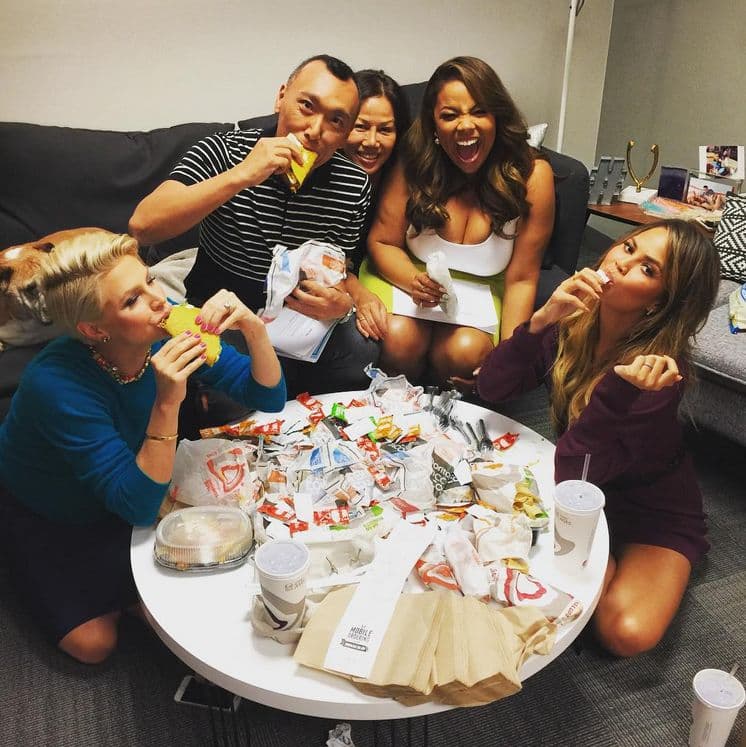 Chrissy Teigen y sus amigos se echan sus tacos.