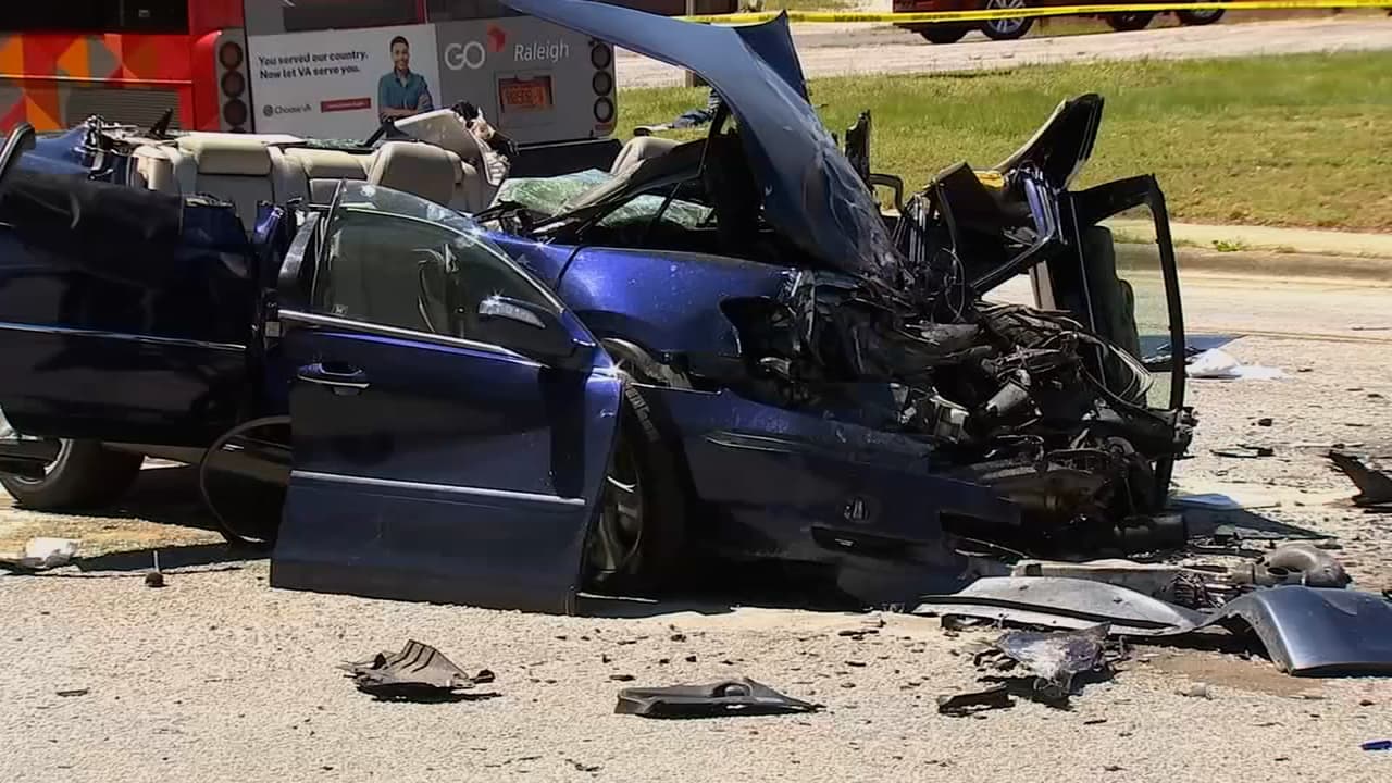 Varios heridos por choque entre un autobús de Go Raleigh y un auto