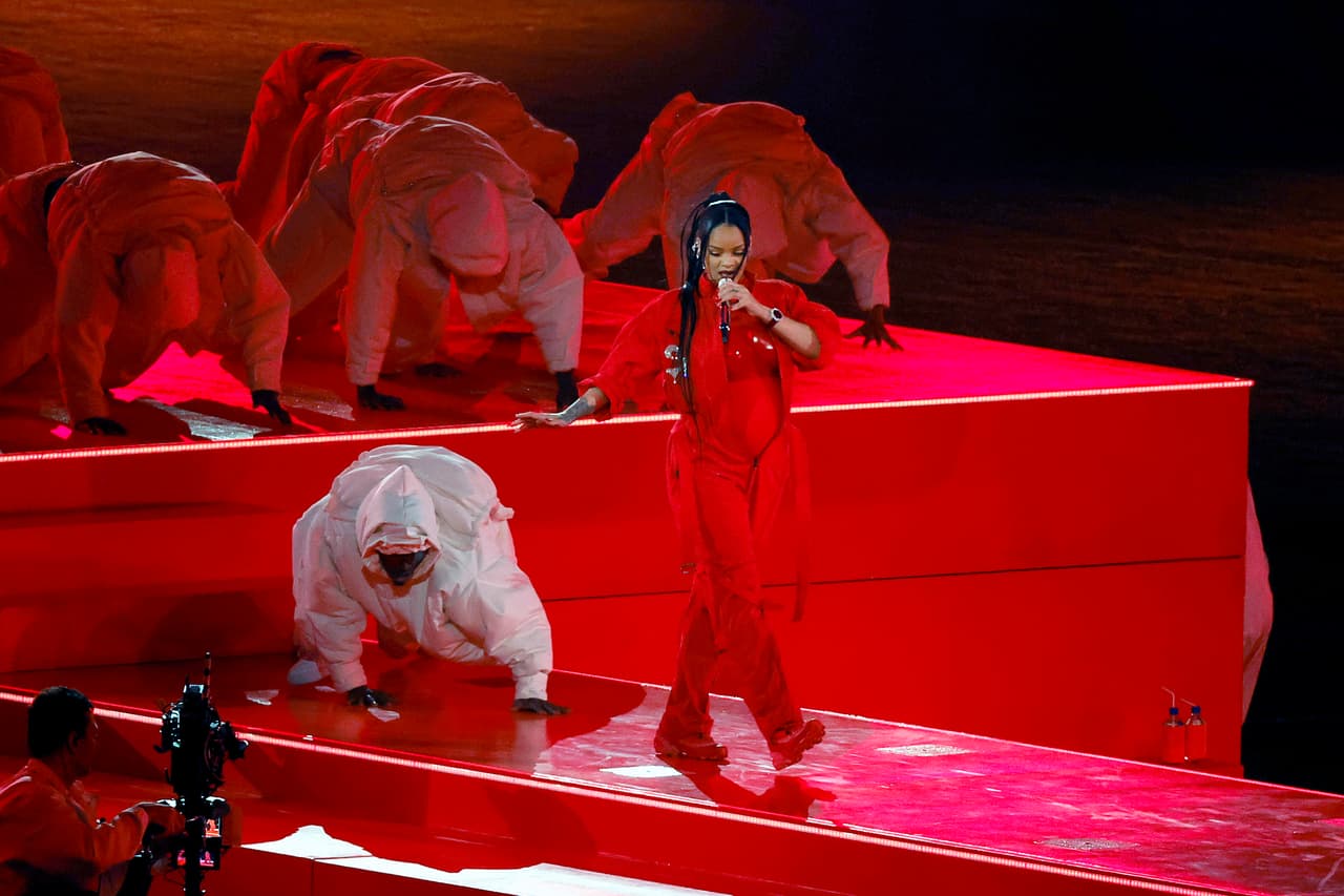 Rihanna se apoderó del escenario y ofreció un recorrido por sus mejores canciones durante el Apple Music Super Bowl LVII Halftime Show en el State Farm Stadium el 12 de febrero de 2023 en Glendale, Arizona.