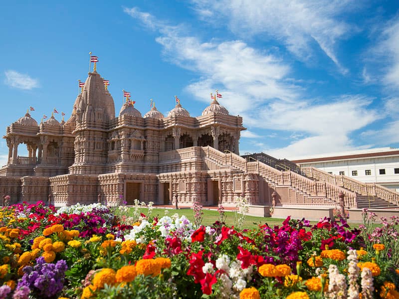 El gran templo es la sede de BAPS Swaminarayan Sanstha, una organización espiritual que promueve mejorar la sociedad, a través del crecimiento individual de cada ser humano.