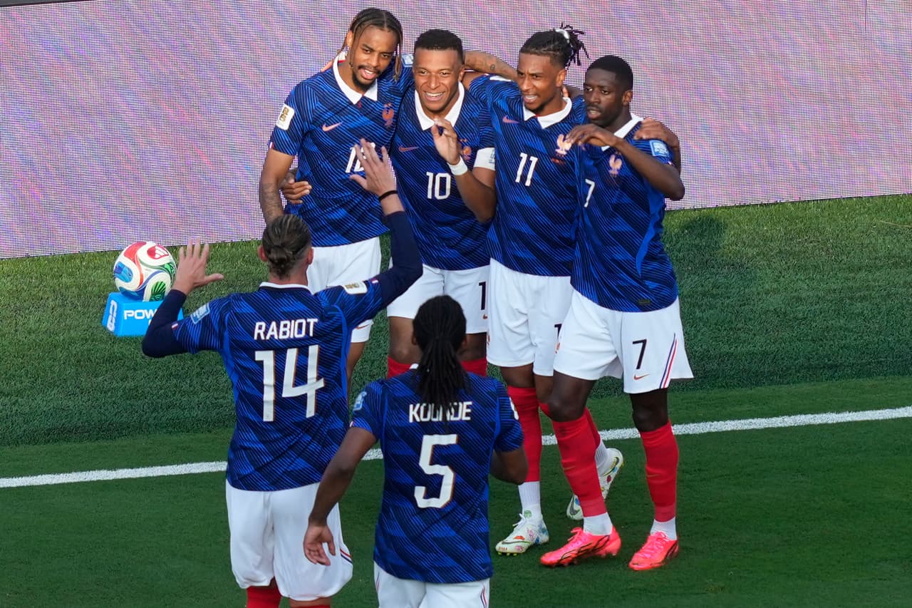 El francés Kylian Mbappé (10) celebra con sus compañeros tras marcar el tercer gol de su equipo durante el partido de dieciseisavos de final de la Copa del Mundo entre Francia y Suecia en East Rutherford, Nueva Jersey, cerca de Nueva York, el martes 30 de junio de 2026.