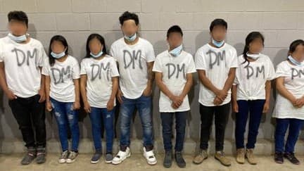 Encuentran a 32 indocumentados marcados con letras y números dentro de un tráiler en Texas