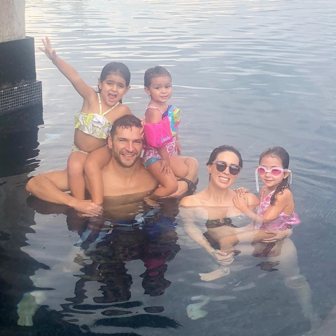 Actualmente tienen a la pequeña Jacqueline, de cinco años; Carolina, de cuatro; y Renata, de dos.
<br>