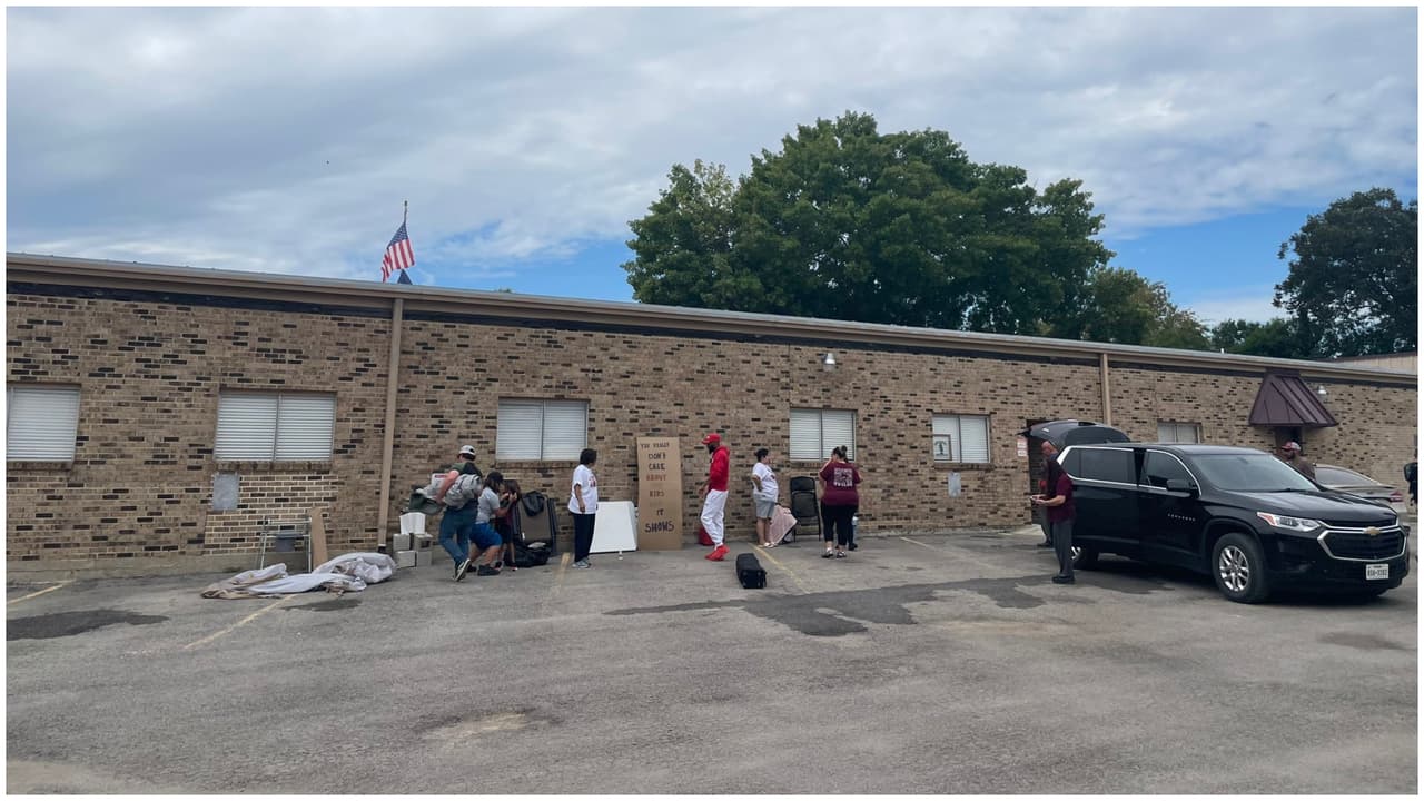 Los familiares de las víctimas de la Escuela Primaria Robb se manifiestan en las oficinas del distrito escolar de Uvalde.