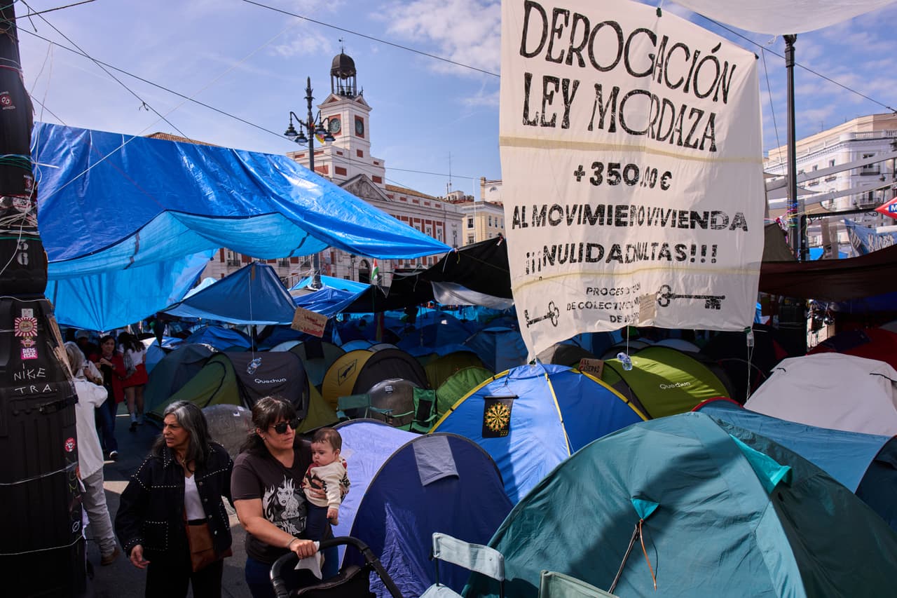 Los manifestantes siguen acampados en Sol, Madrid, hasta que se apruebe una ley que proteja a los inquilinos. Lunes 5 de octubre.