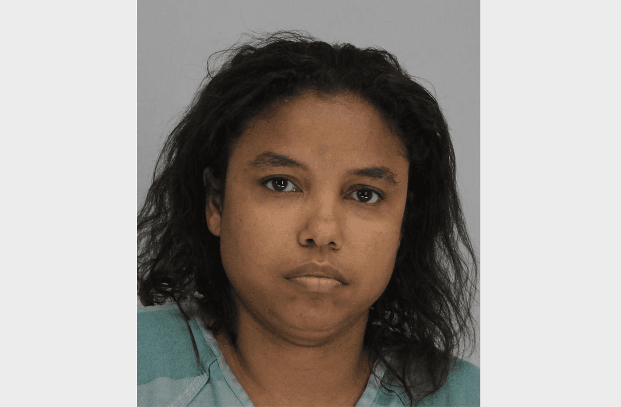 Arrestan a una madre luego de que encontraran a su hijo caminando solo por una autopista