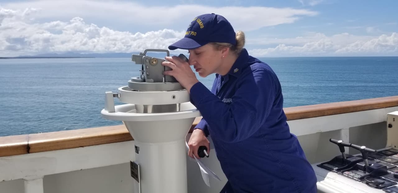 El telescopio marino permite a la tripulación del Bertholf orientarse durante la salida y entrada a los puertos.