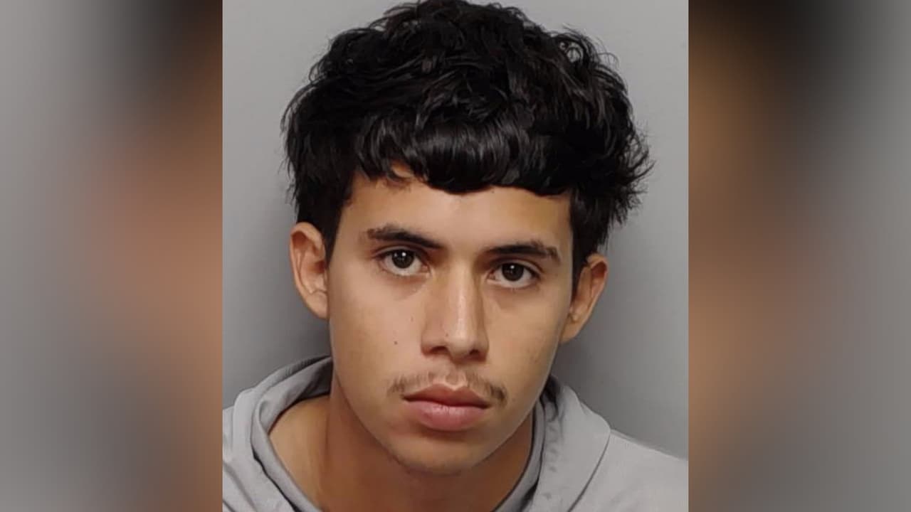 Josue David Pineda Munoz, de 20 años, fue arrestado y acusado de realizar una amenaza terrorista contra agentes federales, según documentos judiciales.