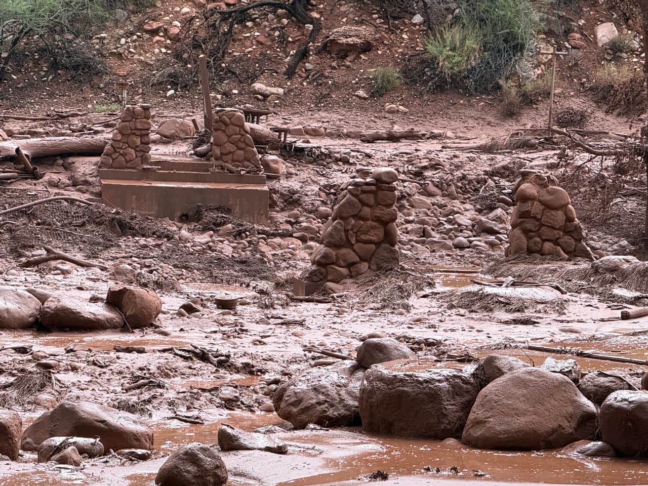 Inundaciones repentinas significativas en el Cañón Bright Angel han cerrado el Phantom Ranch, el Campamento Bright Angel, todo el Sendero North Kaibab hasta Phantom Ranch, el Puente Negro, el Puente Plateado y el Río Colorado al tráfico fluvial hasta nuevo aviso.