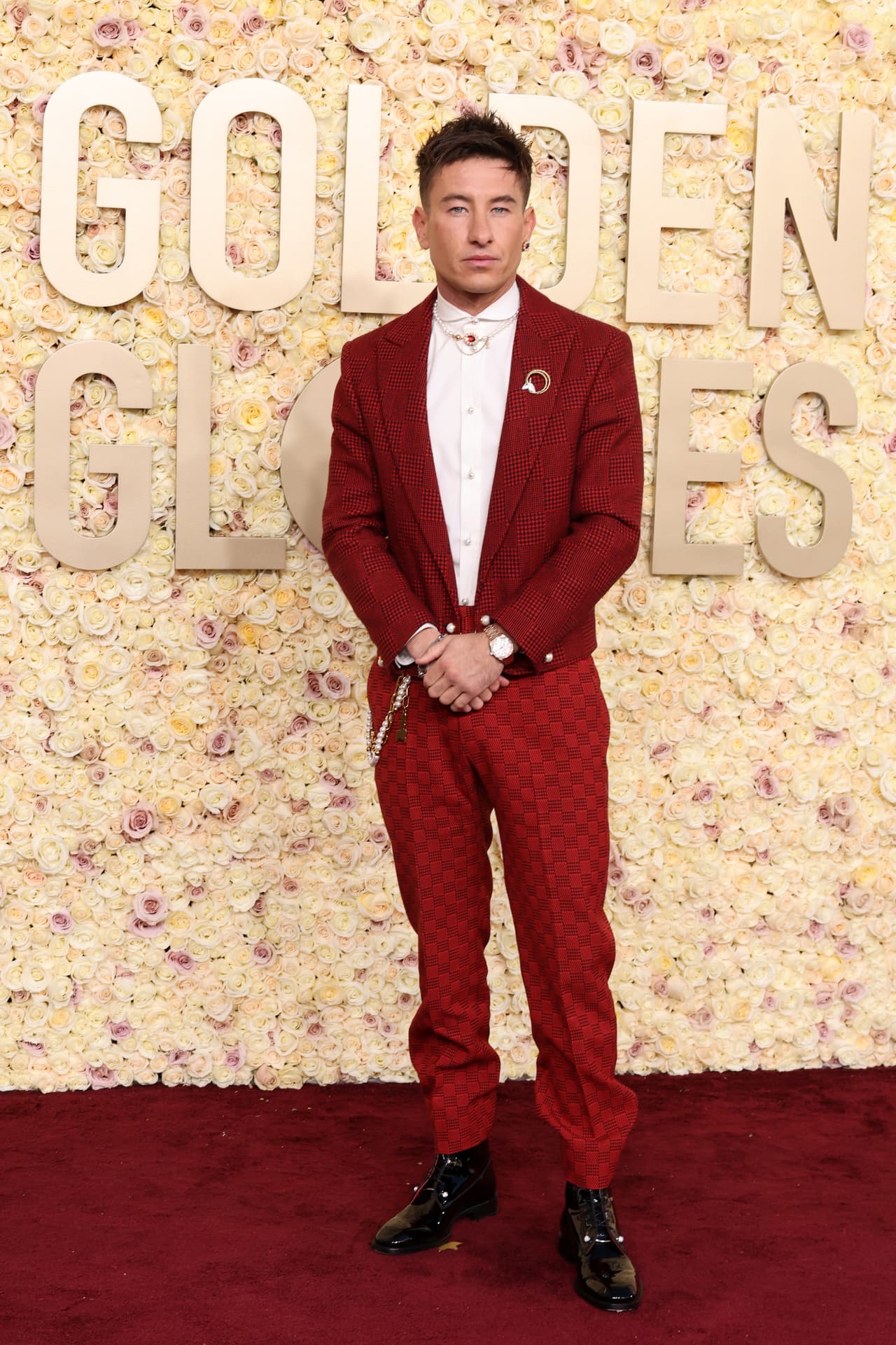 En los Golden Globes 2024 arriba Barry Keoghan.
