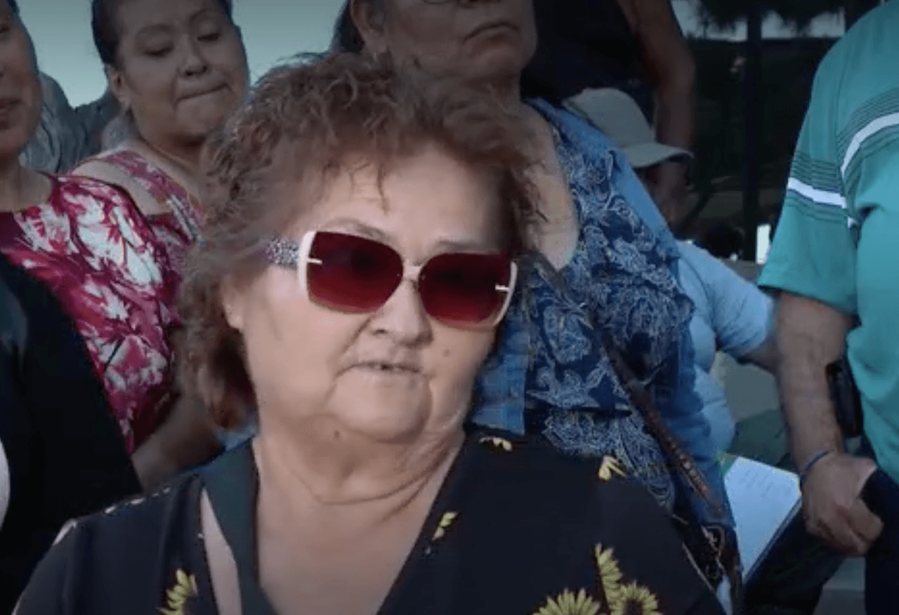 <h3 class="cms-H3-H3">“Me quedé sin dientes y sin el futuro que esperaba”</h3>
<br>
<b>Maribel Méndez es una de las 50 personas que se presentaron frente a la oficina de <a href="https://www.univision.com/local/los-angeles-kmex/alexandra-lozano-abogada-de-los-milagros-acusada-fraude-inmigrantes-virgen" target="_blank">la abogada Alexandra Lozano</a> en Los Ángeles</b> para denunciar supuestas irregularidades en los procesos para los que contrataron a la autodenominada "abogada de los milagros".
<br>La costurera asegura haber pagado $24,400.
<b> </b>"Tenía unos ahorritos y estaba para ponerme mis dientes. Como la abogada hablaba bonito
<b>, </b>le dije a mi esposo
<b>'</b>
<a href="https://www.univision.com/local/los-angeles-kmex/alexandra-lozano-abogada-estafa-fraude-caso-migracion">vamos a ver a esa abogada, pues dicen que hace milagros"</a>
