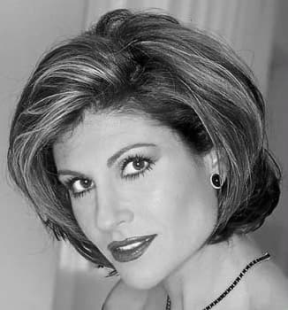 En 1982, Rodríguez se unió a Univision como copresentadora de “Noticiero Univision”, convirtiéndose en
<b> la primera latina en presentar un noticiero nacional </b>en los Estados Unidos.
<br>