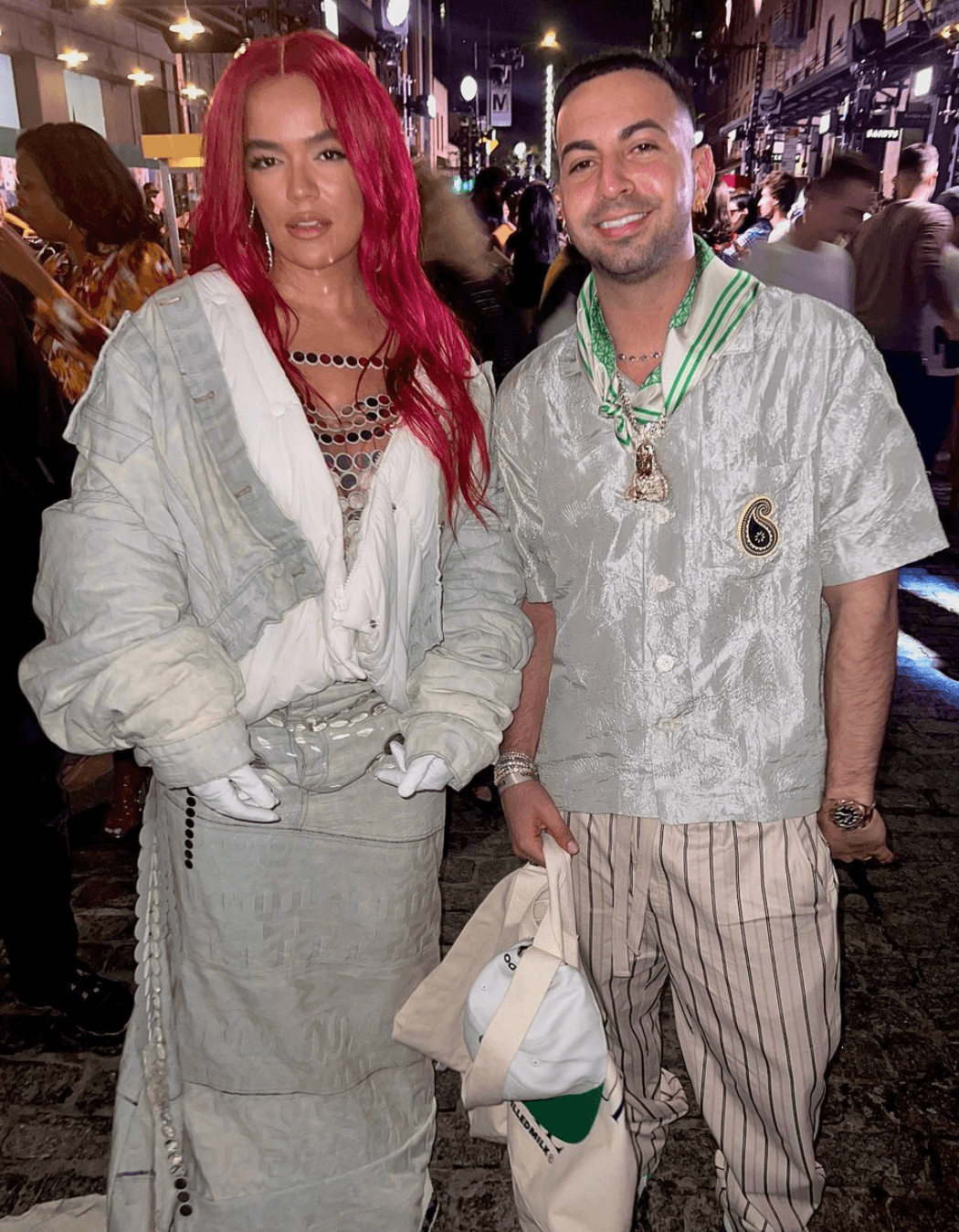 <b>Karol G</b>
<br>
<br>
<a href="https://www.univision.com/musica/karol-g-desarchiva-las-fotos-de-anuel-en-instagram" target="_blank">La ‘Bichota’ </a>y Justin Quiles asistieron juntos a la gran pasarela de la
<i>Revista Vogue</i>. La artista colombiana se robó las miradas de los asistentes del evento por su extravagante estilo de la moda.
<a href="https://www.univision.com/musica/karol-g-se-convierte-en-gatubela-anuncia-su-nueva-cancion" target="_blank">Karol G</a> lució un
<i>outfit</i> donde la mezclilla y el volumen fueron los protagonistas, además la intérprete de ‘Gatubela’ contrastó el color de
<a href="https://www.univision.com/musica/karol-g-rosalia-shakira-y-otras-artistas-han-tenido-pelo-rojo-fotos" target="_blank">su cabello</a> con unos elegantes guantes blancos.