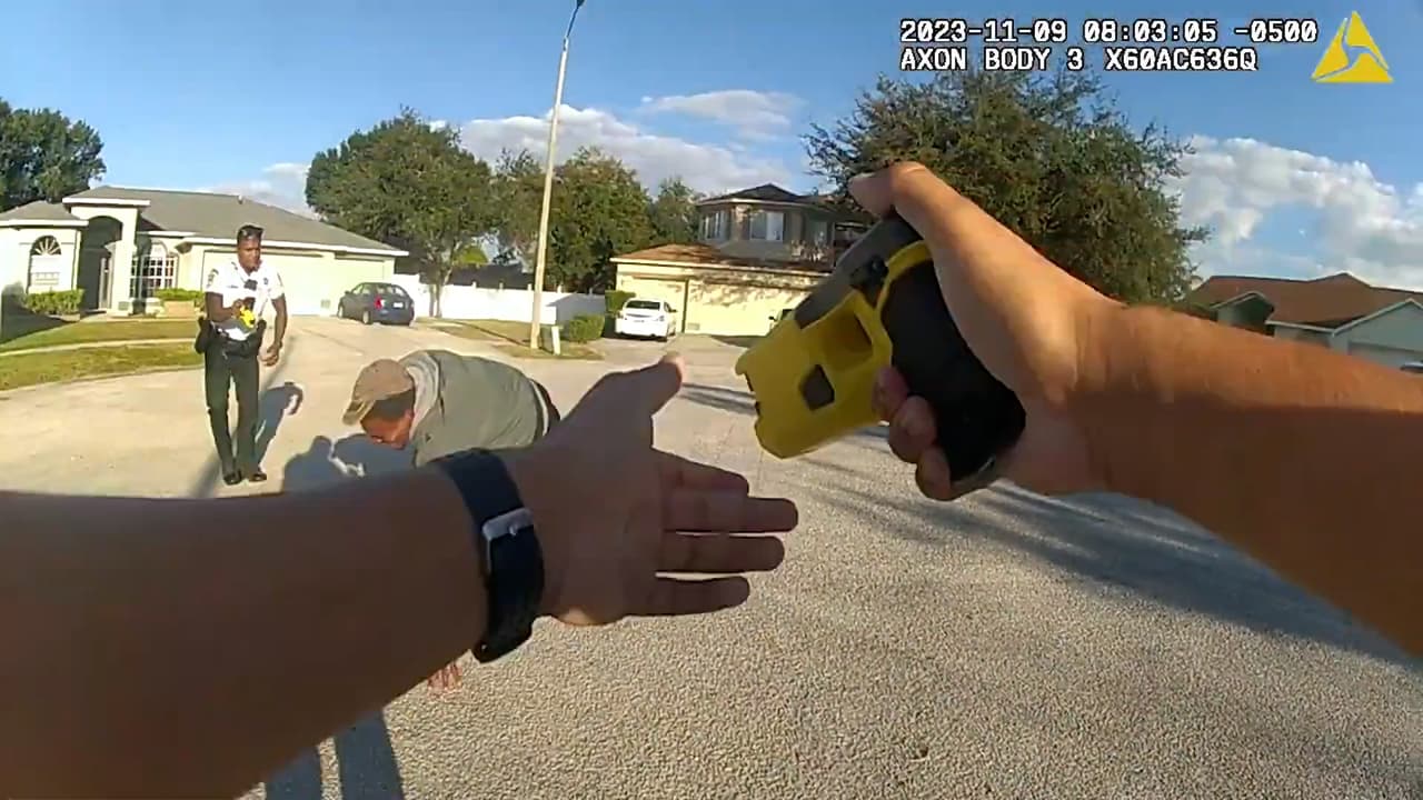 En esas imágenes se observa cuando el agente usa un táser para detener a Bouzy.