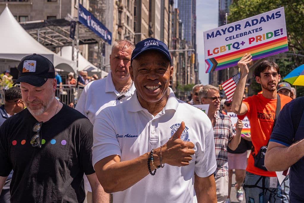 <b><a href="https://www.univision.com/local/nueva-york-wxtv/politica-new-york/eric-adams-anuncia-su-candidatura-a-la-reeleccion-de-nueva-york-en-medio-de-ataques-a-mamdani-video" target="_blank">Eric Adams, actual alcalde de la ciudad</a></b> y quien aspira a la reelección de forma independiente, también llegó con su avanzada al desfile de la comunidad LGBTQ+ más antiguo y más grande de las Américas.