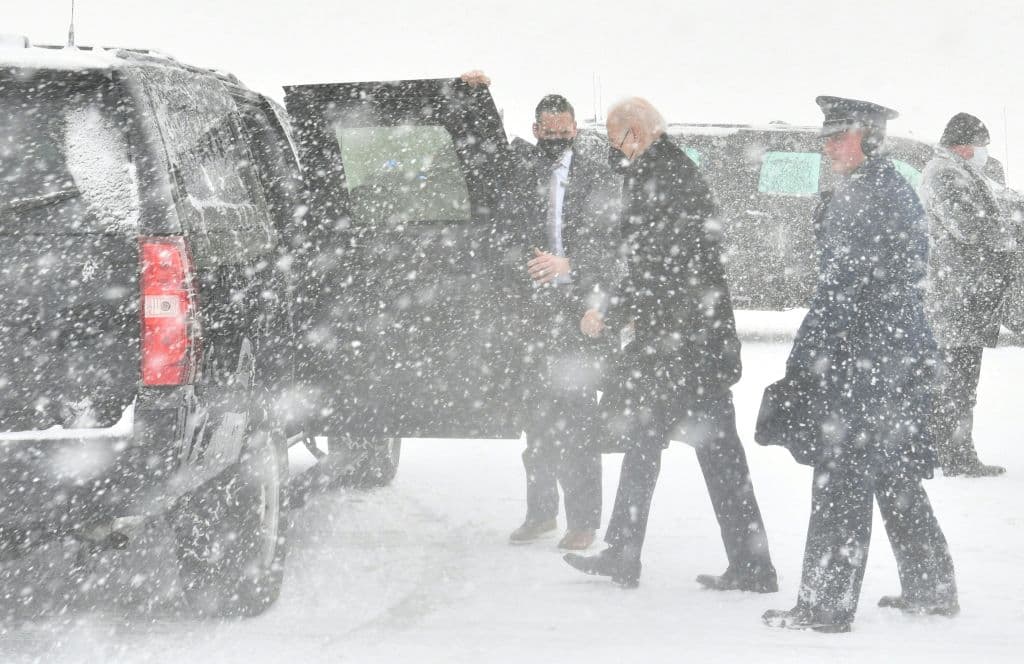 <a href="https://www.univision.com/noticias/estados-unidos/primera-gran-tormenta-de-nieve-washington-dc-atlantico-medio">La nieve ha cumplido los pronósticos</a> y desde primera hora de este lunes ha dejado estampas invernales en la costa este, especialmente en la capital, Washington DC. En la imagen,
<b>el presidente Joe Biden</b> llega a la base aéra de Andrews durante el temporal.