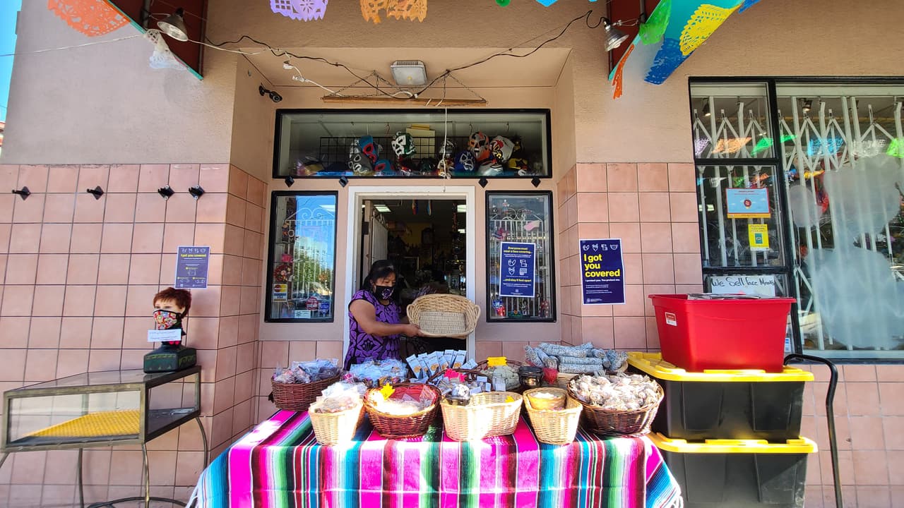 Durante 16 años, Connie y su esposo Ricardo Peña han mantenido
<a href="https://www.univision.com/local/san-francisco-kdtv/coronavirus-luchan-por-salvar-historica-tienda-de-artesanias-un-simbolo-de-la-hispanidad-en-san-francisco" target="_blank">Mixcoatl</a>, una tienda de artesanías en el barrio latino de la Misión en San Francisco. En la imagen, Connie comienza a preparar una pequeña versión de su tienda en la banqueta, ya que no puede permitir que clientes entren debido a las restricciones de salud por el coronavirus.