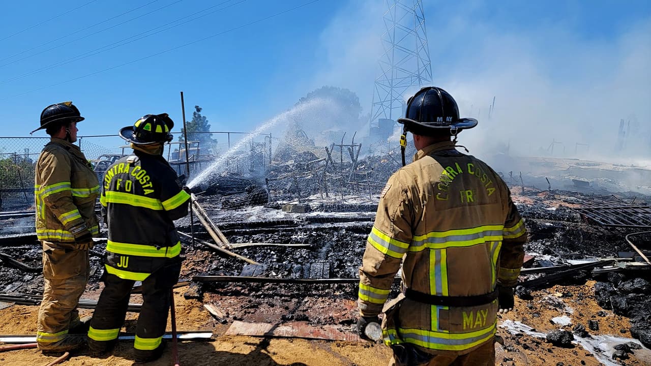 Adolescentes jugando con fuego provocaron incendio que quemó una casa y varios vehículos en Martínez