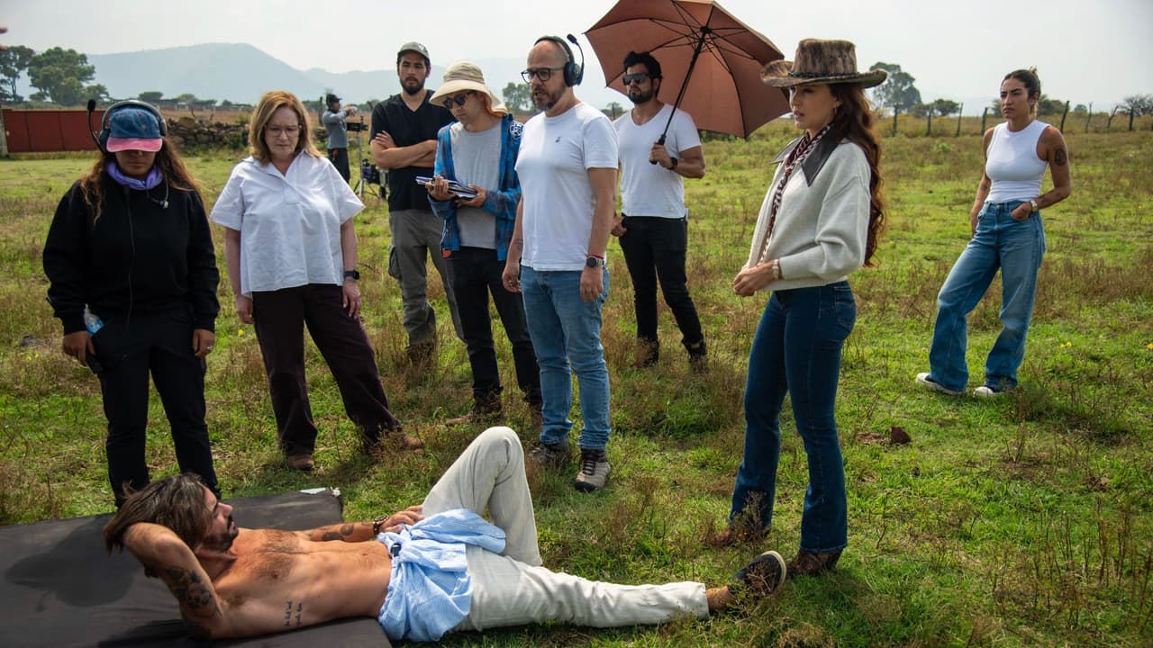 Tras la participación del doble, Diego Amozurrutia entró en acción acompañado de Angelique Boyer para ensayar la escena.