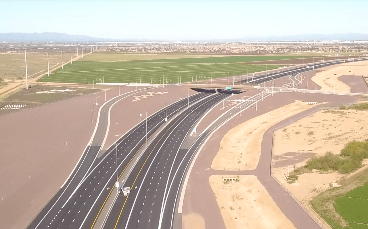 La nueva carretera será parte del circuito 202 y conectará la autopista Santan 202 en Chandler y la Interestatal 10 al suroeste de Phoenix.
<br>