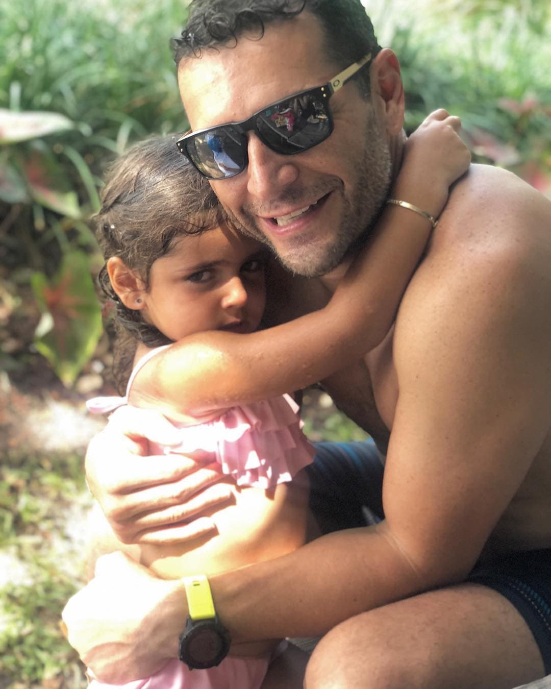 Martín Fuentes es el único hombre de su casa y siempre se muestra orgulloso de sus hijas. Fue el primero en mostrar una foto de las
<a href="https://www.univision.com/entretenimiento/felices-desde-el-hospital-jacky-bracamontes-y-su-esposo-muestran-a-paula-una-de-sus-gemelas-video"><b> pequeñas Emilia y Paula</b></a> juntas.
