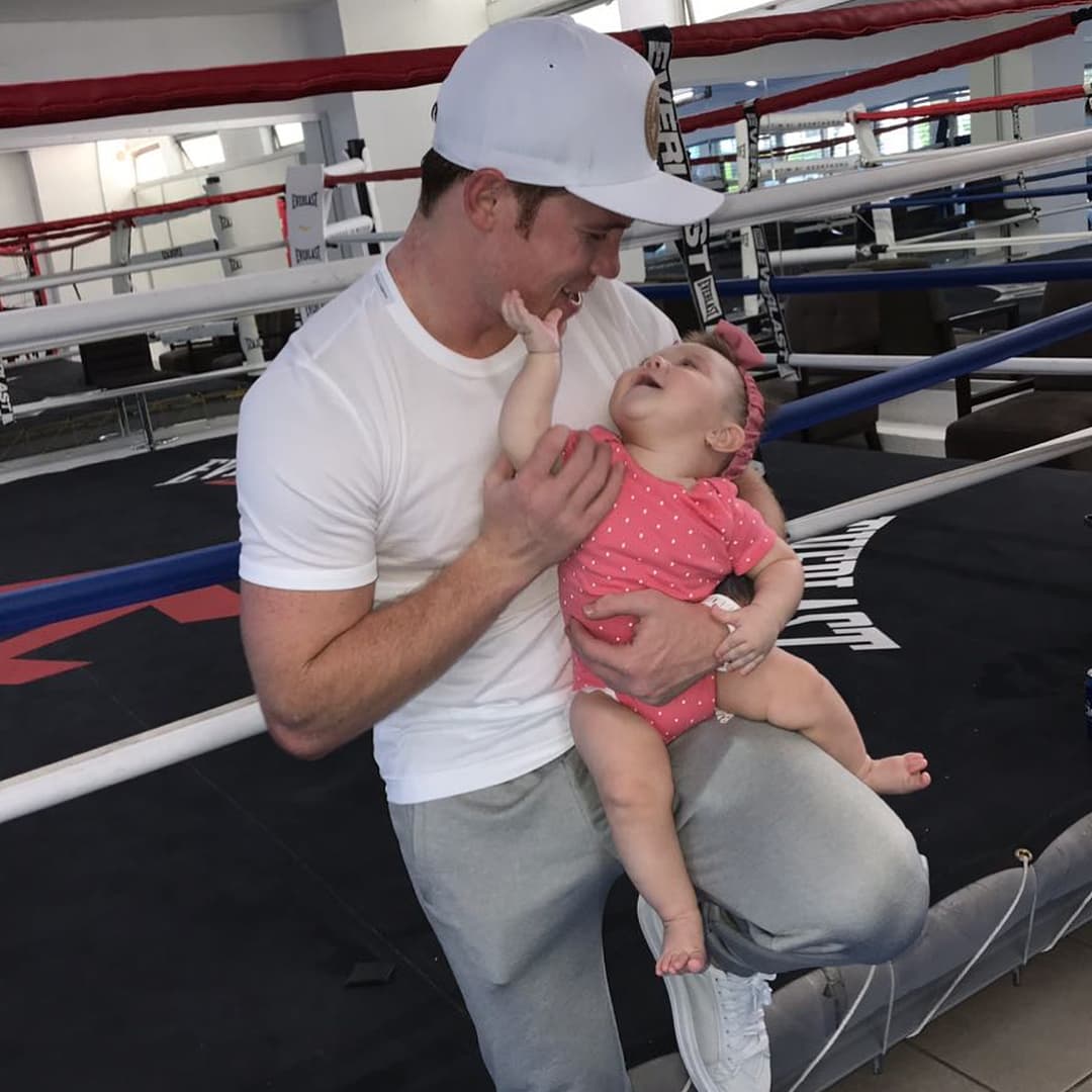 Luego, le siguen tres jovencitas, todas de diferente mamá, pero que 'Canelo' responde por ellas y trata de estar siempre cerca.