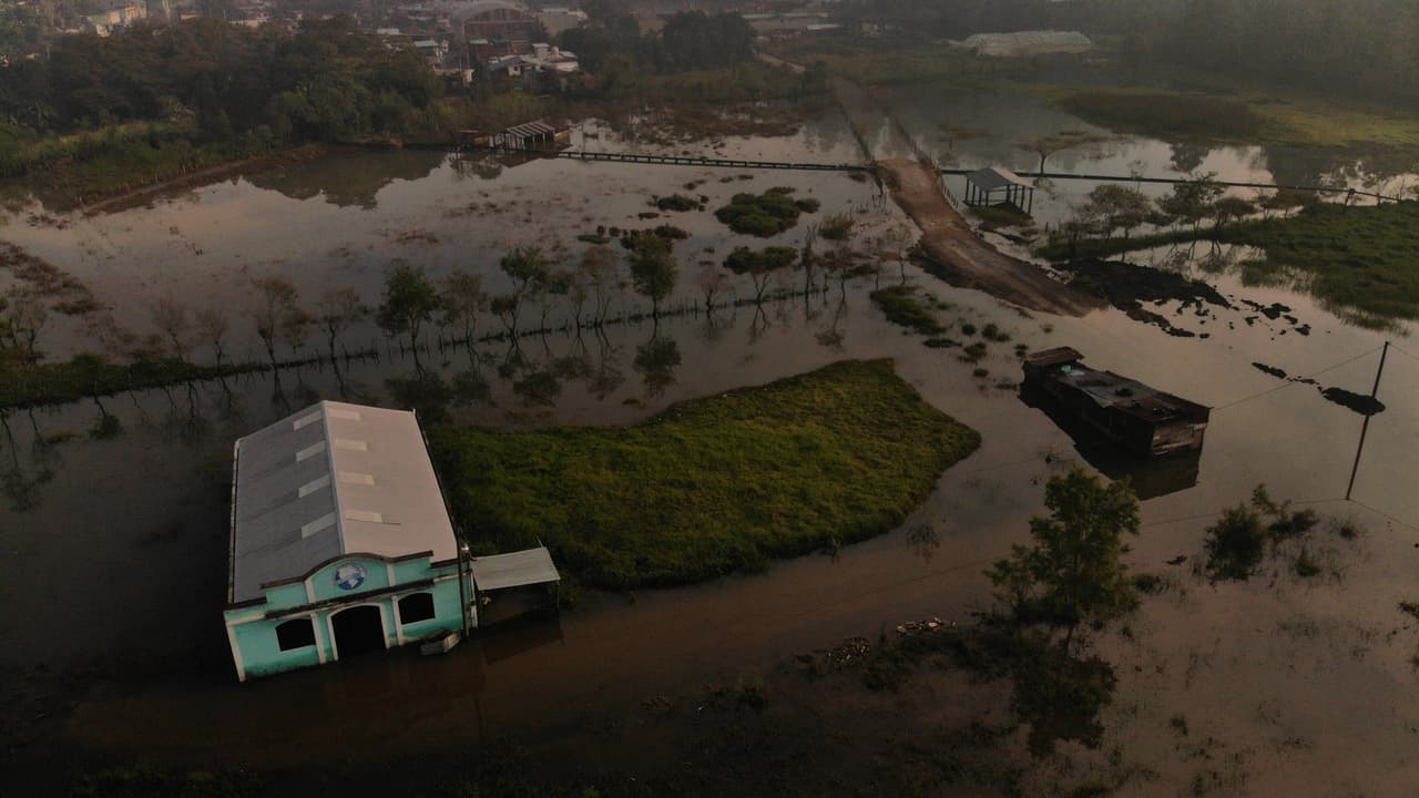 <b>Más tormentas devastadoras, ahora en Centroamérica.</b> Una iglesia casi totalmente sumergida en la inundación que dejó
<a href="https://www.univision.com/noticias/meteorologia/eta-una-inusual-tormenta-que-ha-batido-records-en-noviembre-y-que-sigue-su-trayecto-tras-tocar-varias-veces-tierra"><u>el paso de la tormenta Eta en San Cristobal Verapaz, Guatemala</u></a>. 9 de noviembre.
<br>