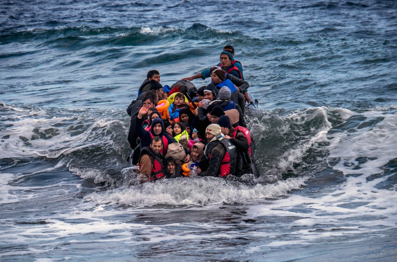 <b>Capítulo 1. Amor y muerte en Lesbos.</b> Dejan todo para encontrar un refugio para sus hijos, desafían al Mediterráneo en frágiles balsas y llegan a Lesbos. Son sirios, iraquíes, afganos, pakistaníes, sudaneses, bangladesíes y de otros muchos países, en un viaje largo e incierto. Luego de tocar tierra y estar a salvo -muchas veces con la ayuda de voluntarios europeos- algunos viajantes quedan en la costa descifrando el horizonte, esperando al ser querido que aún no llega porque tomó otra balsa. Son minutos eternos, a la orilla de un mar cruel. Unas veces hay un encuentro feliz, otras la peor noticia. “De noche y de día, con buen o mal tiempo, las escenas se repiten. Miedo, frío, angustia, alegría, amor, solidaridad y, demasiadas veces, muerte
<b><a href="http://huelladigital.univisionnoticias.com/crisis-refugiados-javier-bauluz/capitulo-1/">(VER ESPECIAL COMPLETO).</a></b>