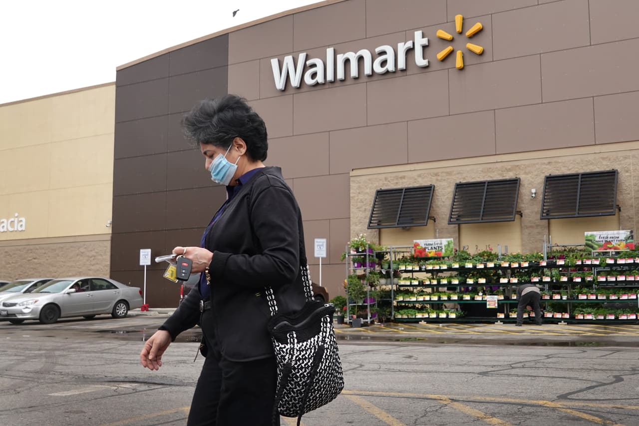 El miércoles,
<a href="https://www.univision.com/local/atlanta-wuvg/walmart-y-sams-clubs-exigiran-el-uso-tapabocas-en-sus-422-tiendas-en-georgia">Walmart anunció que requerirá que los clientes usen cobertores faciales en las 5,000 tiendas a partir del 20 de julio.</a> La política será aplicada por los empleados en las entradas de las tiendas.