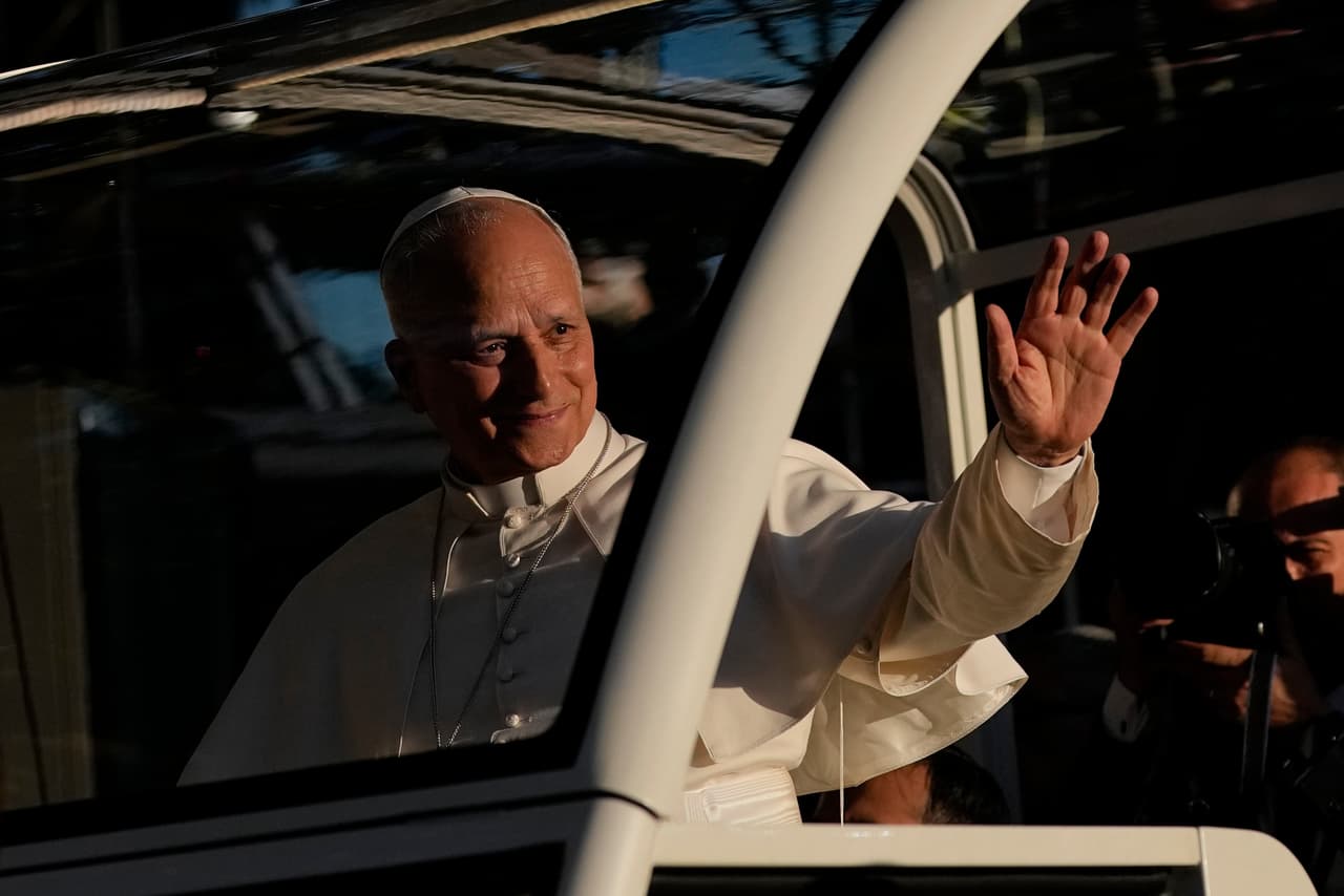 El papa León XIV llega en el papamóvil a la Plaza de Lima en Madrid.