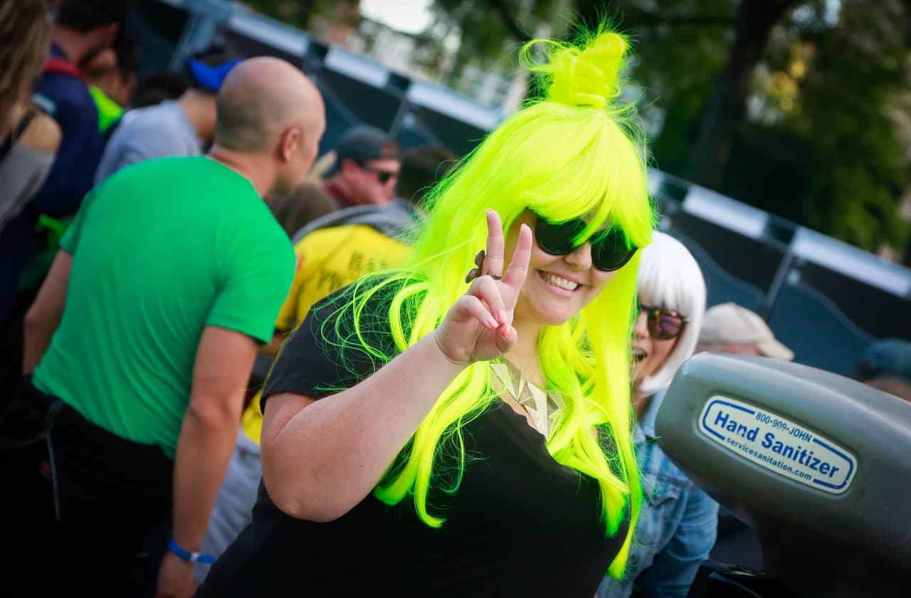 Desde disfraces de unicornios hasta atuendos muy veraniegos, pero eso sí muy buena vibra. Aquí una galería de fotos de la moda y el ambiente de Lollapalooza.