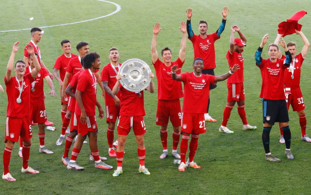 Es una celebración histórica, sin público, sin aficionados. El mundo del futbol no se acostumbra a estas condiciones.