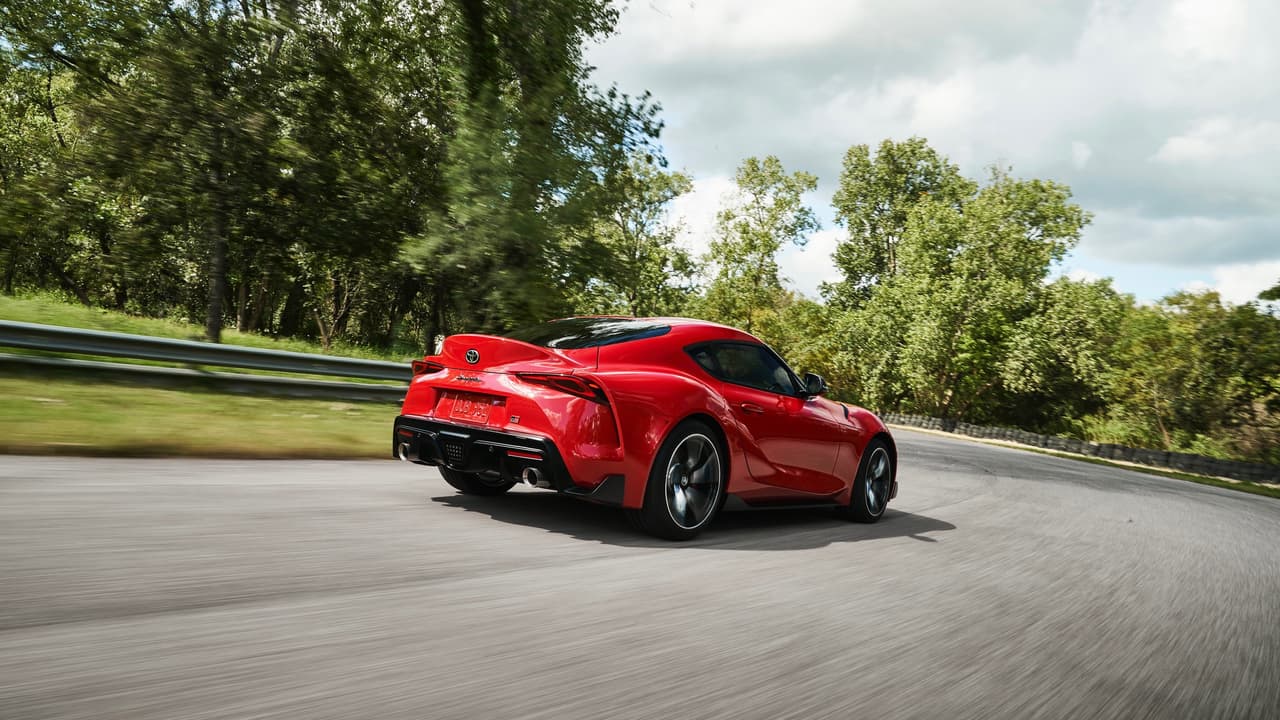 El Toyota Supra 2020 cuenta con un sistema de suspensión variable estándar como equipo estándar, con resortes de junturas dobles en el frente y eslabones múltiples atrás.