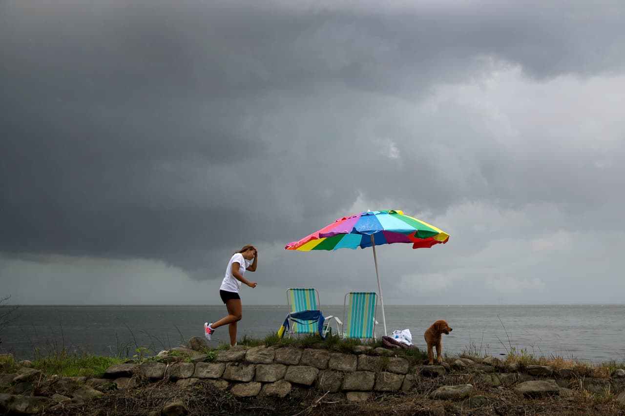 Una mujer se instala cerca de la laguna Indian Creek para ver el lanzamiento. La NASA siguió adelante con el lanzamiento a pesar de la pandemia de coronavirus, pero pidió al público quedarse en casa y evitar multitudes para reducir el riesgo de contagios.
<br>