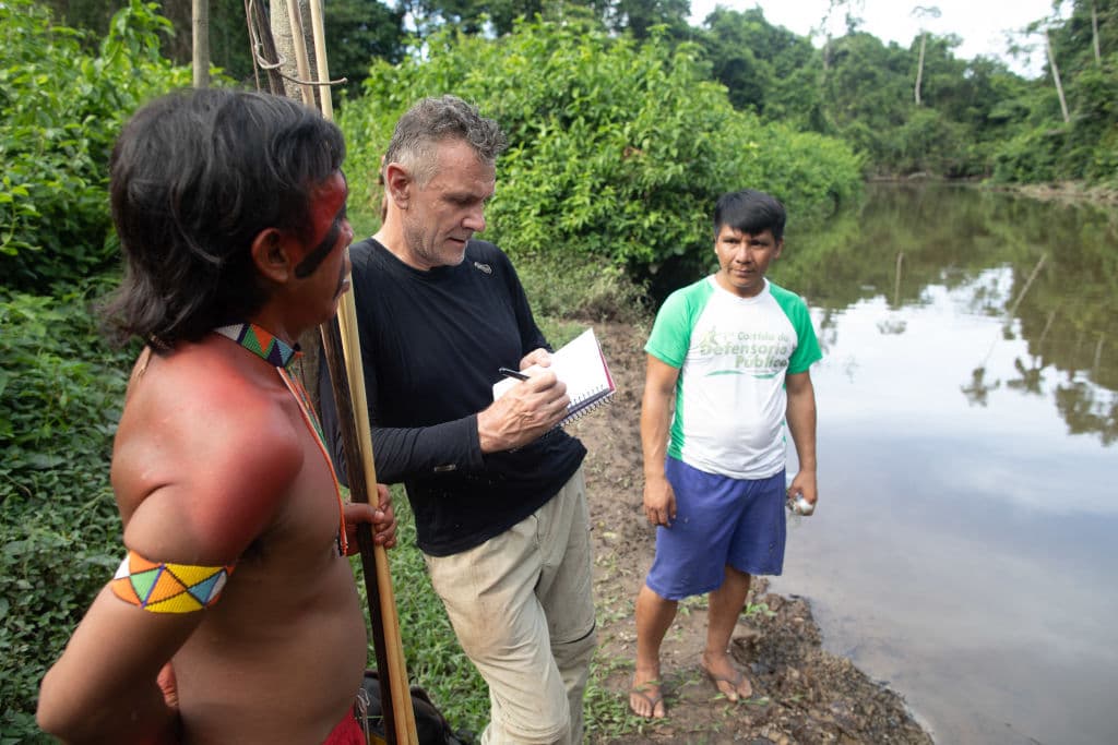 El corresponsal extranjero Dom Phillips habla con dos hombres indígenas en Aldeia Maloca Papiú, Estado de Roraima, Brasil, el 16 de noviembre de 2019.