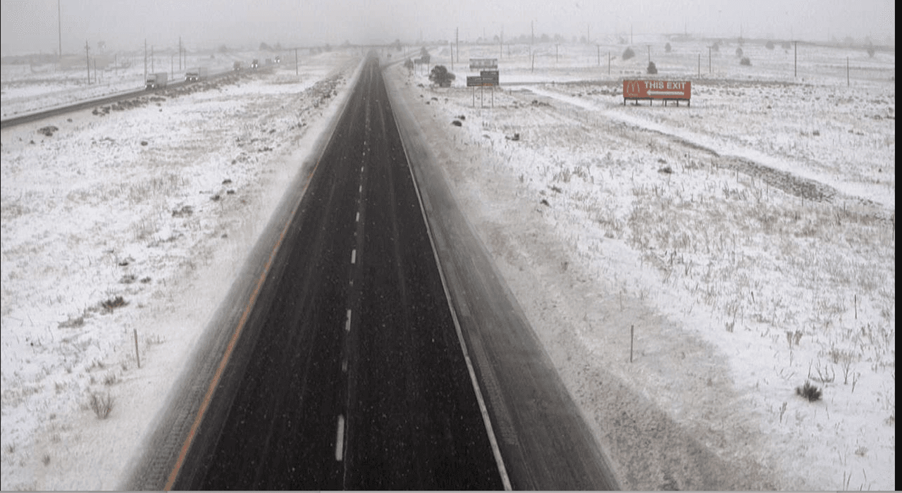 Uno de los principales peligros está en las carreteras, que pueden llenarse de hielo y producirse accidentes. Se recomienda resguardarse mientras mejoran las condiciones y se realizan los trabajos de limpieza.
<br>
