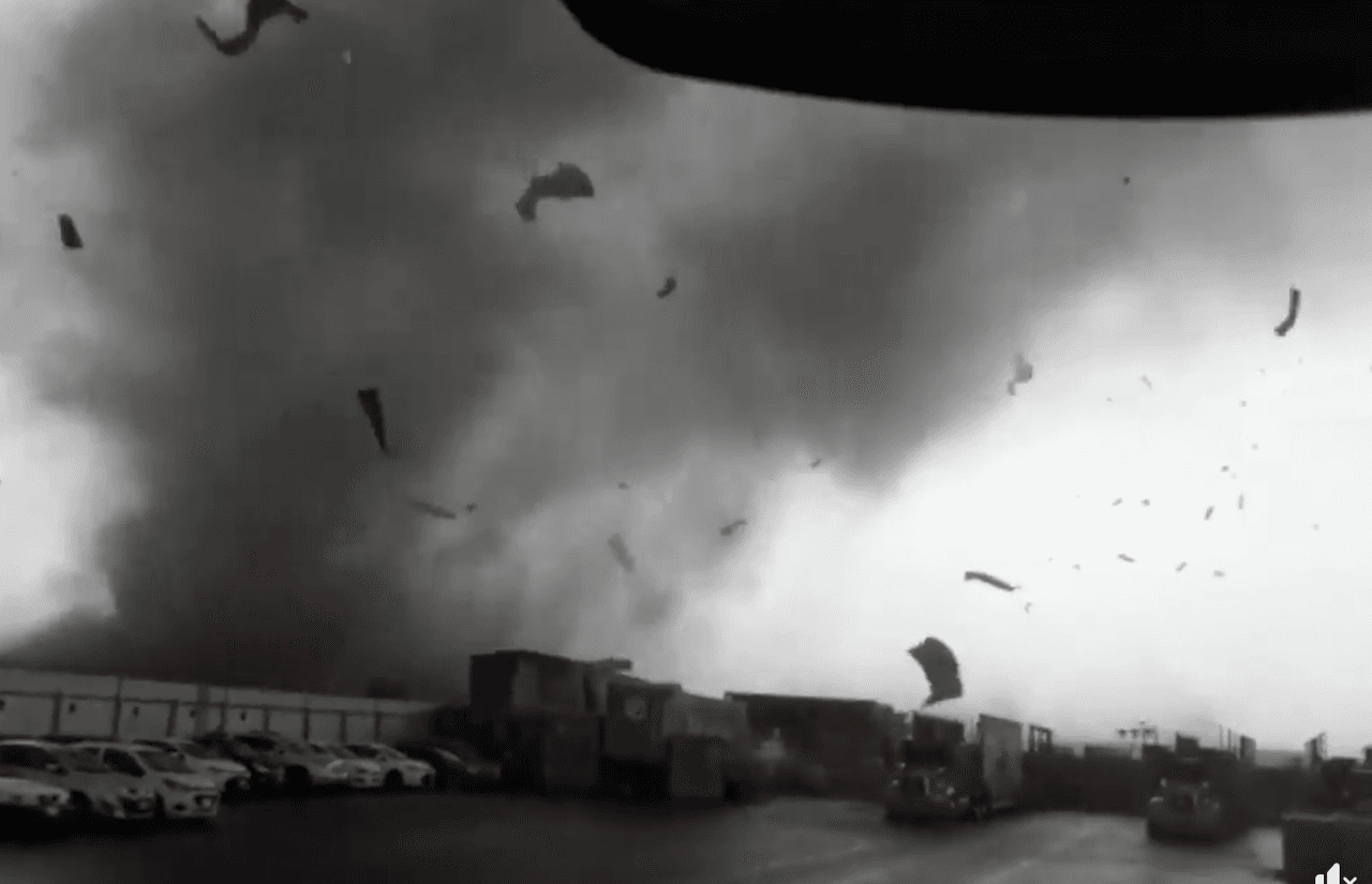 Un posible tornado causa destrozos en Nuevo León, México