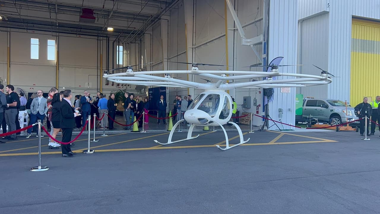 Hasta el momento,
<b>Volocopter</b> tiene tres tipos de aeronaves eléctricas multirrotor: El taxi aéreo
<b>VoloCity, </b>el avión de pasajeros de largo recorrido
<b>VoloRegion</b> y el dron de carga pesada
<b>VoloDrone.</b>
