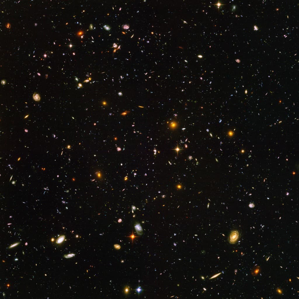 Muestra una pequeña región de la oscuridad del cielo en la constelación de Fornax. Casi cada punto de luz que se ve en la imagen no es una estrella, sino una galaxia completa (contiene cerca de 10,000 galaxias), algunas de ellas formadas poco después del Big Bang.