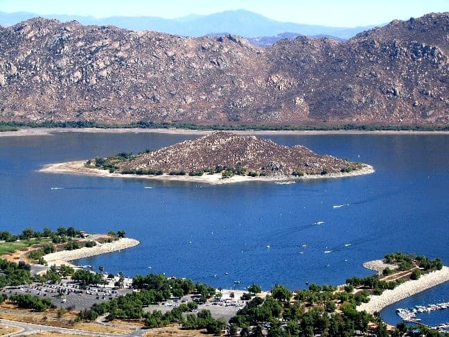 <b><a href="http://www.parks.ca.gov/?page_id=651" target="_blank">Lake Perris </a></b>
<br>Es un lago artificial en un valle rodeado de montañas entre Moreno Valley y Perris. Está localizado en el condado de Riverside. Este lago ofrece una marina y es tan popular que tiene hasta personal salvavidas. Se puede acampar en el área y ofrece múltiples actividades acuáticas.