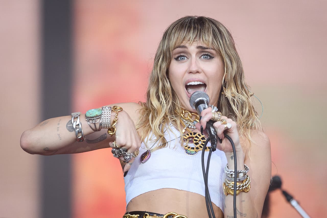 <b>Puesto 17: Miley Cyrus, actriz y cantante</b>.
<br>
<br>
<b>254.5 millones de seguidores en redes sociales.</b>
<br>
<br>
<a href="https://www.instagram.com/mileycyrus/"><u>Instagram</u></a>: 135 millones de seguidores
<br>
<br>
<a href="https://www.facebook.com/MileyCyrus"><u>Facebook</u></a>: 45 millones de seguidores.
<br>
<br>
<a href="https://twitter.com/MileyCyrus"><u>Twitter</u></a>: 46.2 millones de seguidores.
<br>
<br>
<a href="https://www.youtube.com/channel/UCn7dB9UMTBDjKtEKBy_XISw"><u>Youtube</u></a>: 15.4 millones de seguidores.
<br>
<br>
<a href="https://www.tiktok.com/@mileycyrus?"><u>Tik Tok</u></a>: 12.9 millones de followers.